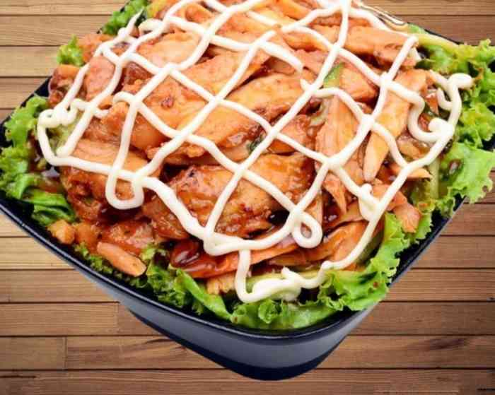 打分 味道不错,量给的也挺大,尤其是沙拉烤肉拌饭,给的沙拉酱也特别多