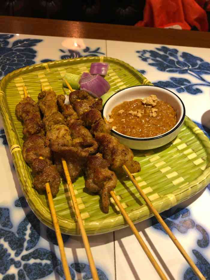 芽笼芽笼新加坡餐厅(天山店)-"沙丁鱼油麦菜不错,肉串太小,米粉和菠萝