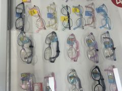 -英伦眼镜蔡司依视路折扣店(通州万达店)