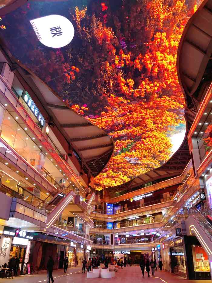 汇艺银河里-"很多店还在筹划中,因为天幕最近火遍抖音.