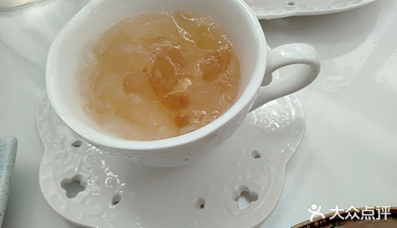蛋挞和寿司都还不错。配上银耳桃胶雪燕