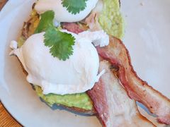 鸡蛋培根牛油果酱吐司-wagas(暖山店)