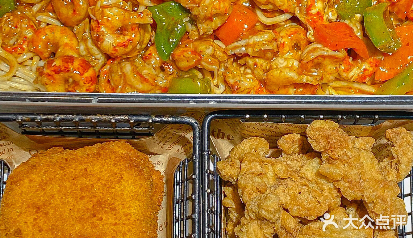 裹满酱汁的小龙虾面！我能吃100次[流泪][流泪][流泪]