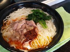 -鸿浩扒猪脚米线