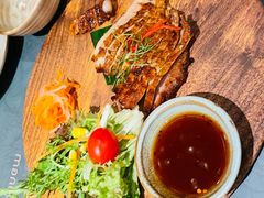 碳烧猪颈肉配蔬菜沙律-mango tree芒果树餐厅(广州K11购物艺术中心店)