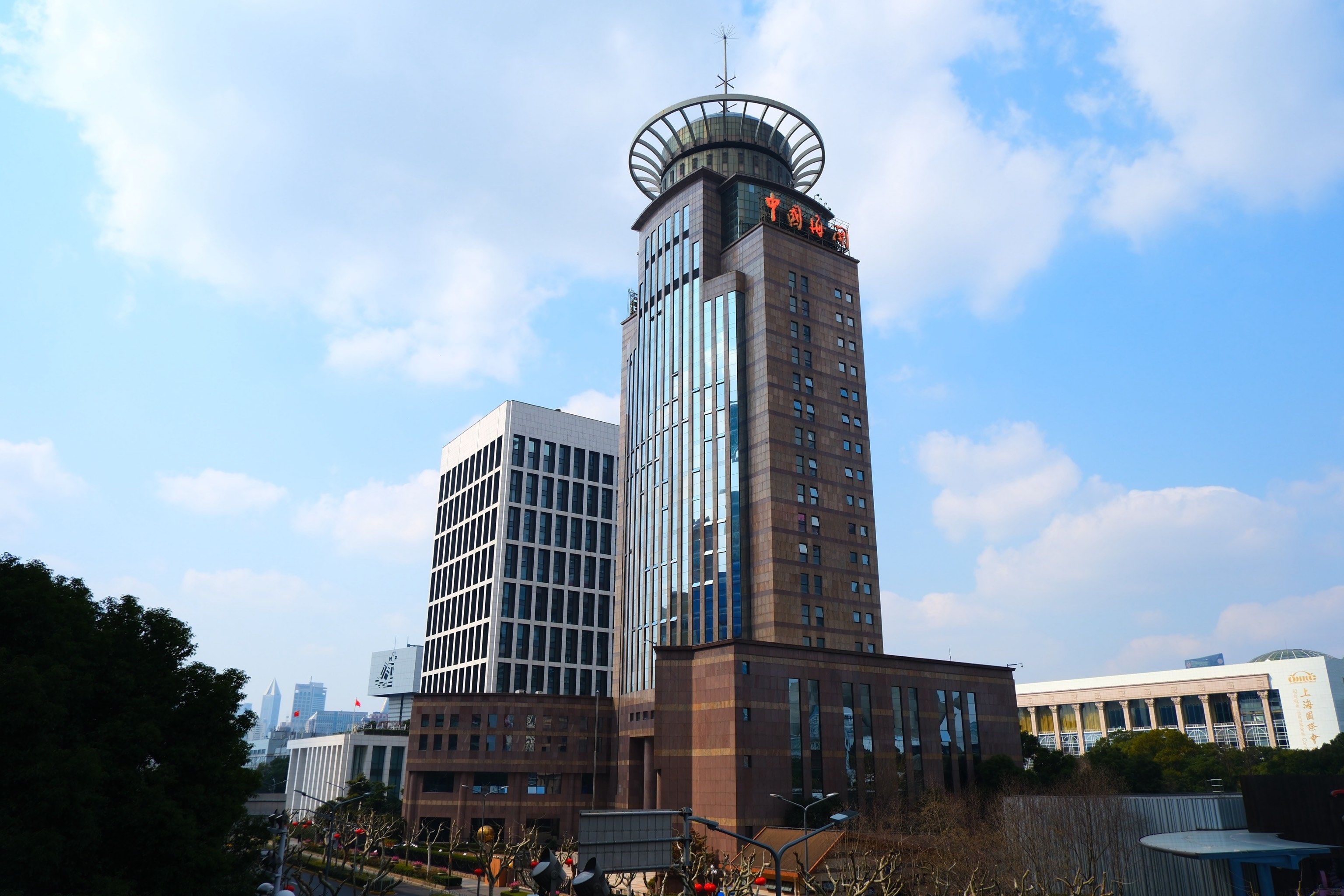 站在游轮上吹着黄浦江风,不自禁地被江岸对