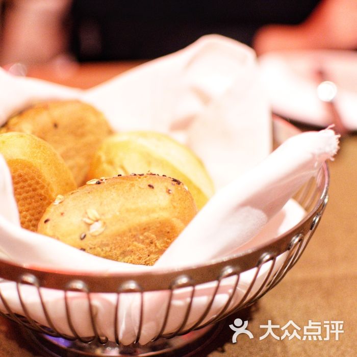 和平宾馆卡本妮法餐厅法式焗蜗牛配蒜蓉面包图片-北京法国菜-大众点评
