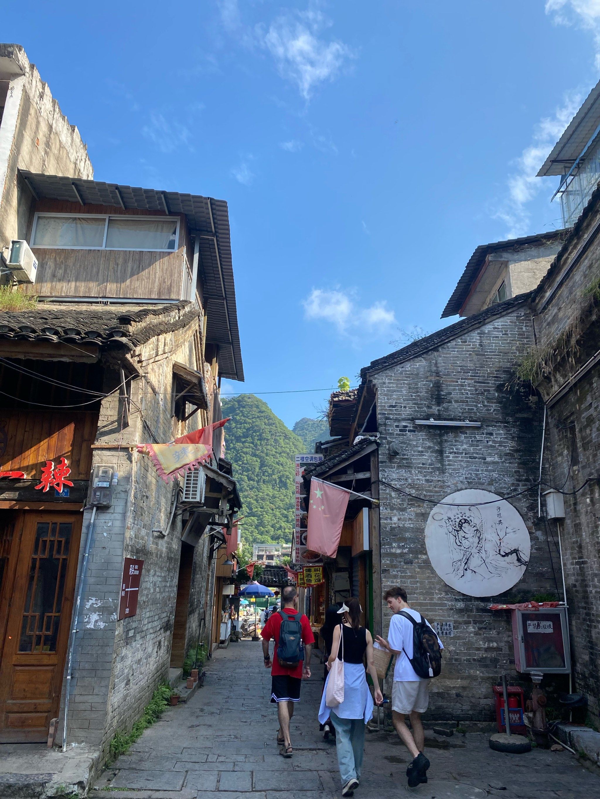 不会交通还是非常方便的,下了阳朔高铁站就可以做大巴车到兴坪古镇,坐
