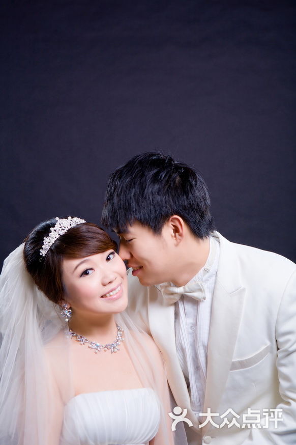 苏菲雅婚纱摄影黑色背景图片-郑州工作室