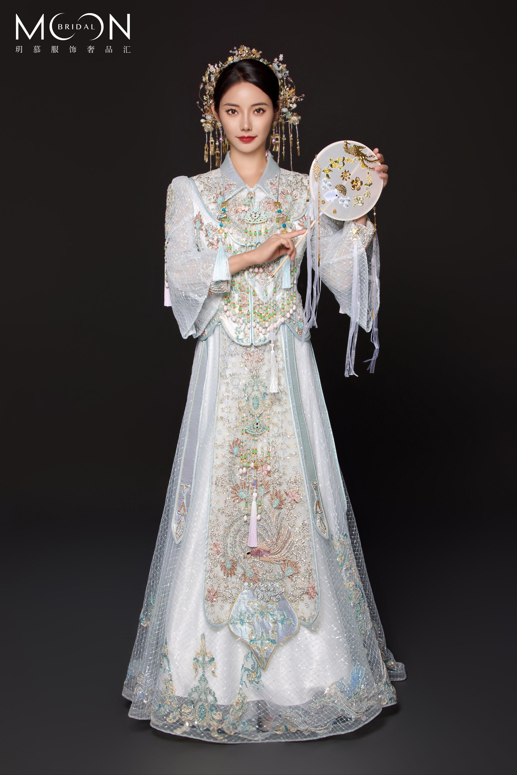 超显白的冰蓝色新中式秀禾仿佛自带滤镜✨