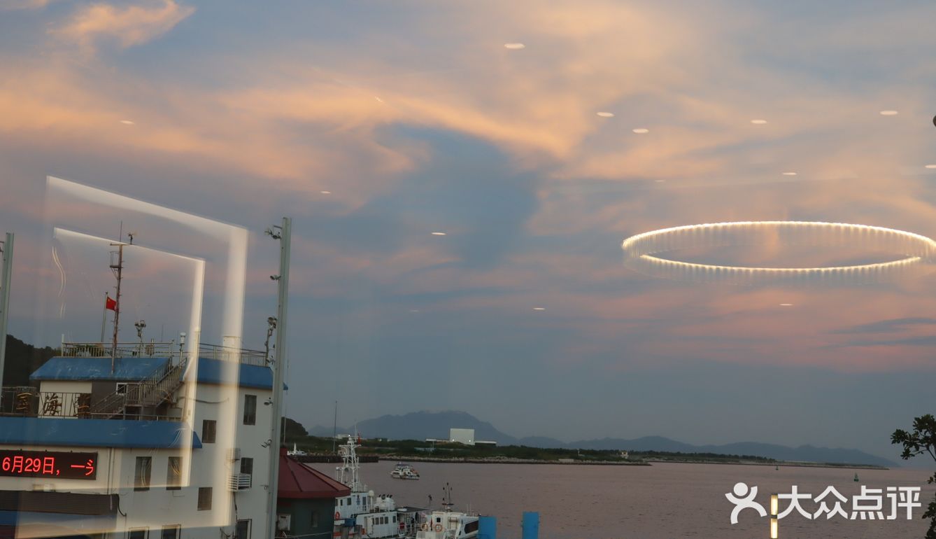 中秋夜看月出东方 从山后升起倒映在水中