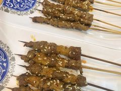 现穿羊肉串-呼伦贝尔烤羊·蒙古烤羊排(骏景店)