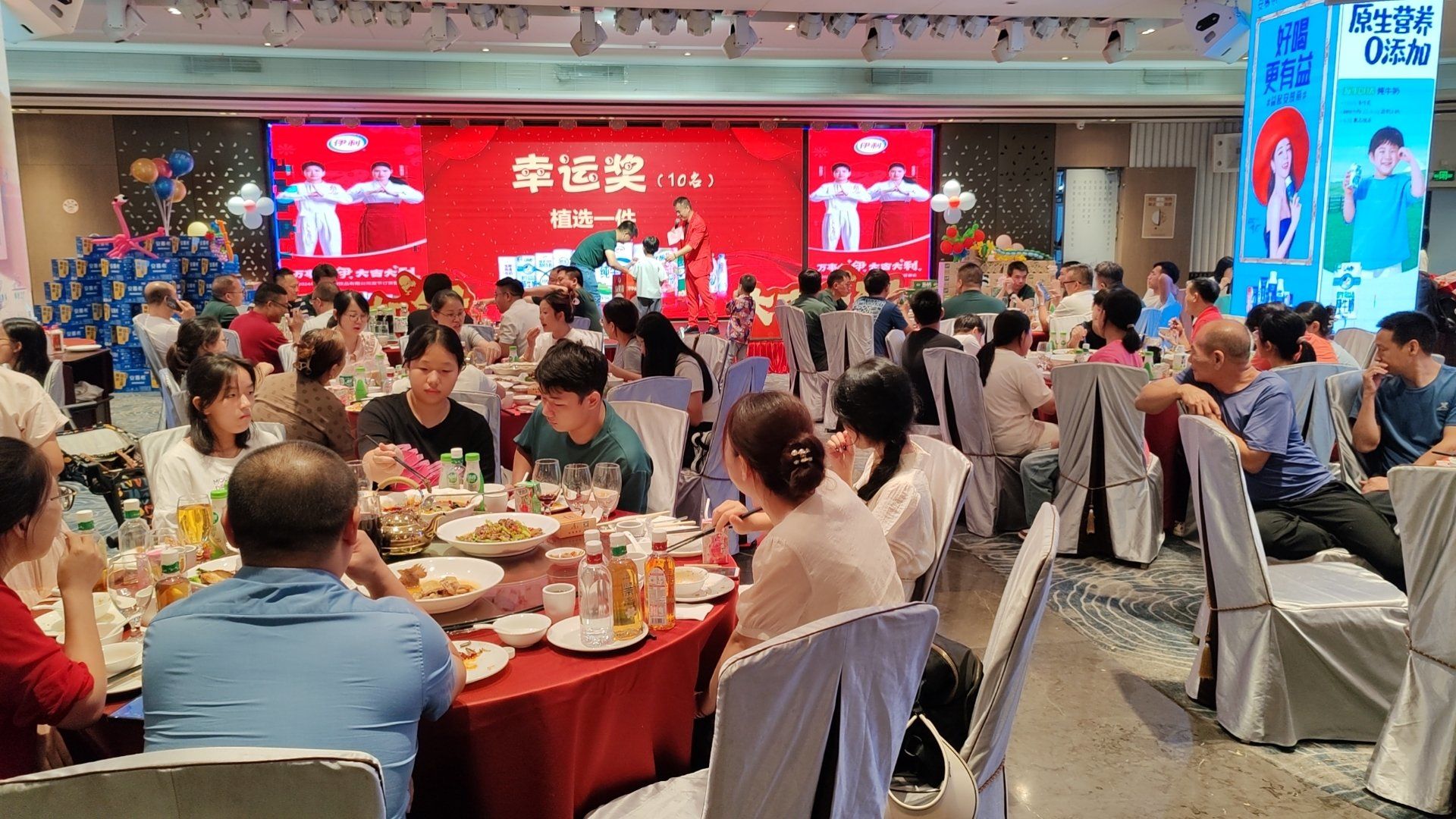 旺阁二楼大厅举办18桌宴席,超大空间,值