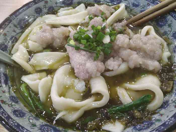 钟家酸菜滑肉面块-"中午下班和朋友去吃饭,我们到了英利lg楼.