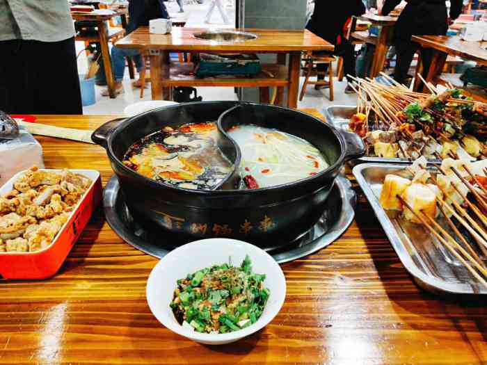 二当家砂锅串串(民大店)-"他家位置离学校很近,那几条街上几乎都是学.