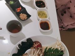 -洪氏嗨捞·广东猪肚鸡·椰子鸡火锅(西咸万象城店)