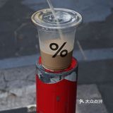 看外国小哥喝了一口 表示很灵