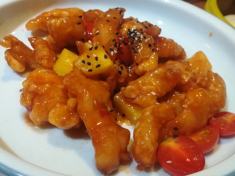 有水果菠萝的糖醋里脊,还有圣女果友情出场,酸酸甜甜,老少咸宜.