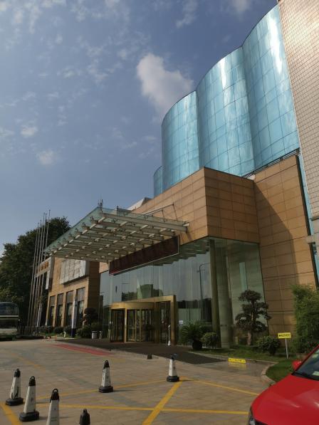 江苏辰茂新世纪大酒店中餐厅-"大酒店就在龙蟠路上,旁边是玄武湖,在