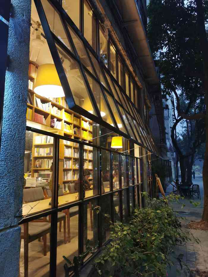 先行图书(垂虹路店)-"909090垂虹公园里的实体书店·先行书.