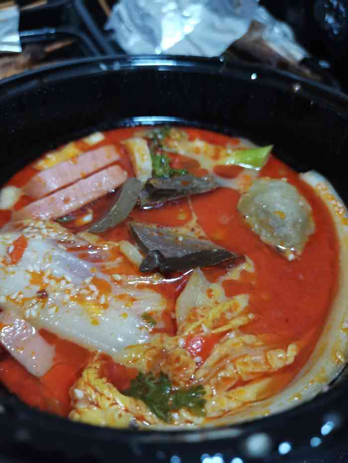 辣么疯狂双骨瓦罐麻辣烫-"位置 : 世茂铂翠湾二期的对面. 环境.