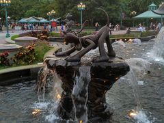 -小镇影院迪士尼小熊Duffy与他的朋友合影地