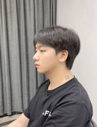 -一家只做男发烫染的店