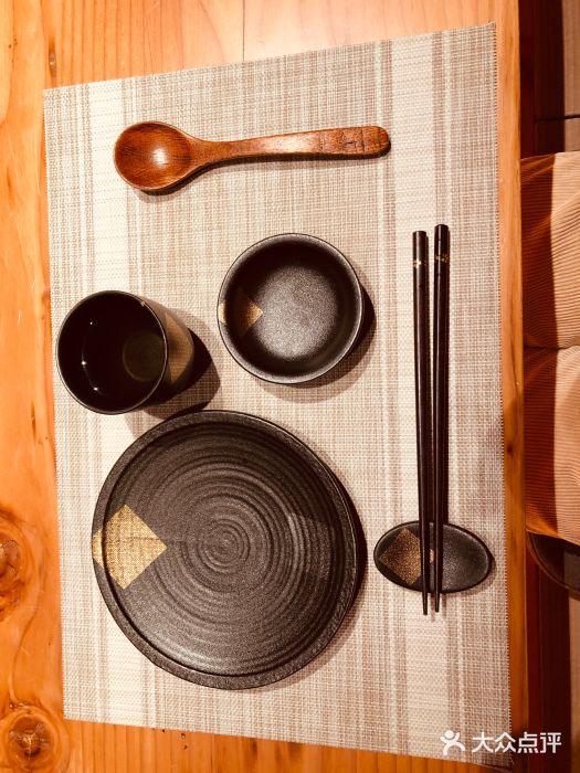文三酒肆自助放题(新街口友谊广场店)餐具摆设图片