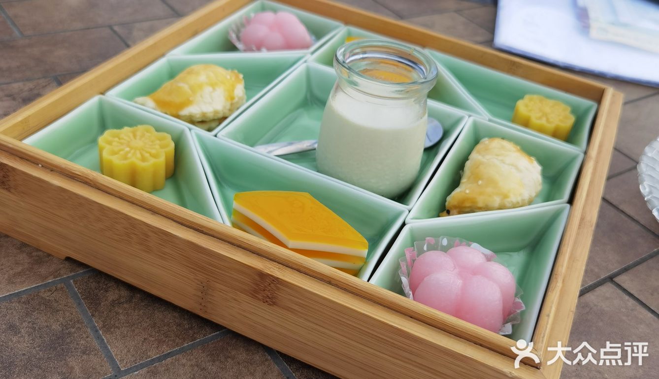 基本上喝茶为主，大夏天的露台太热了