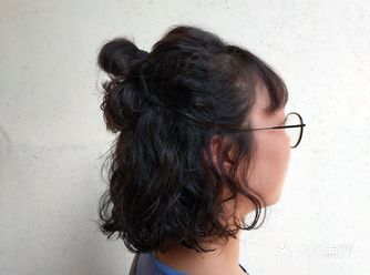 头发:中发 颜色:黑茶色      首先小姐姐很多年