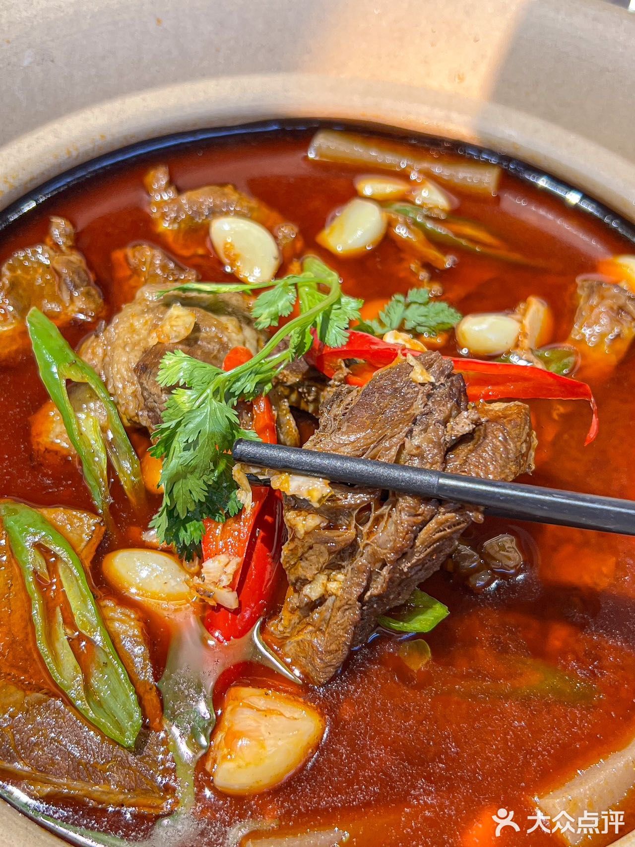 招牌巴掌牛肉钵 简直是每桌必点菜!满满一层都是牛肉