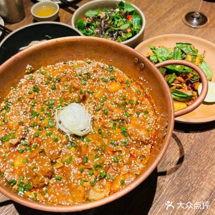 走进野果餐厅，瞬间就被那独特又惬意的氛围感包裹