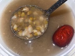 -爆炸头阿姨小四川正宗川味小吃(无任何分店)