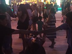 老外在做游戏-第34届青岛国际啤酒节