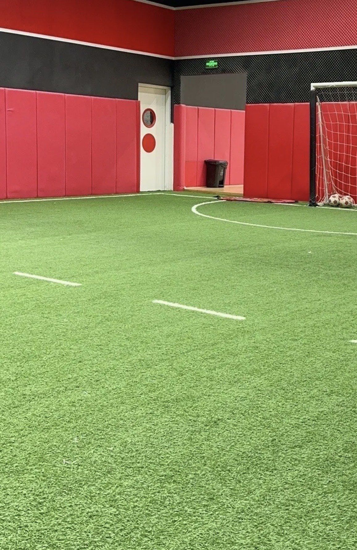 大冬天的,这个室内足球场太爽了 ,没有苦家长