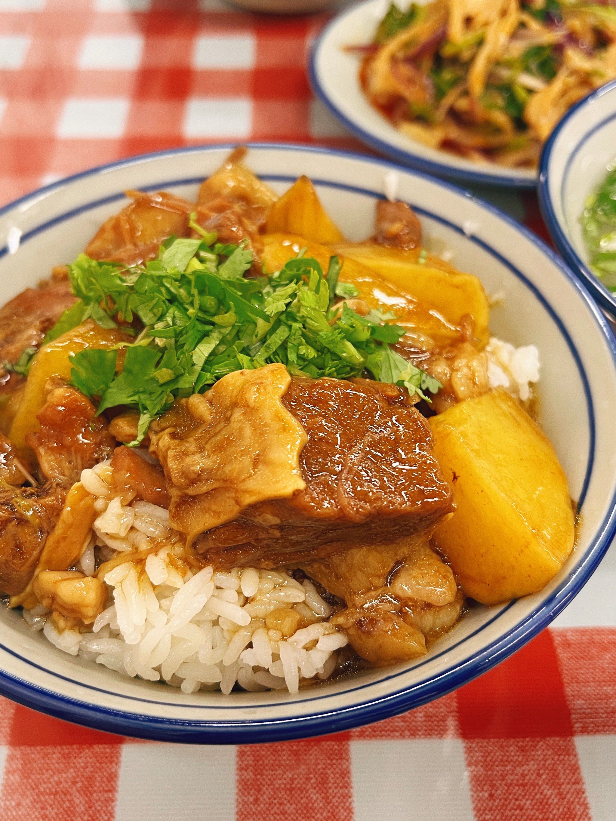 今天去吃了这个大块牛肉饭,干干净净,牛肉很入味,米饭泡汤超级好吃!