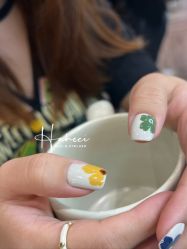 -花岐款式专研健康美甲沙龙