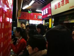 购买土豆的人群-土豆哥(银石广场一店)