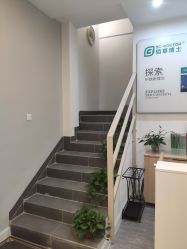 点击看大图 通往二楼楼梯-佰草博士·专业祛痘祛斑培训