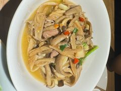 鲜鹿茸菇焖肉-湘阁里辣(沙井华润万家店)