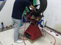 24小时补胎，服务专业，态度相当好，夜里一点半还在营业，还送救援卡！！！！！！-24小时补胎米其林轮胎