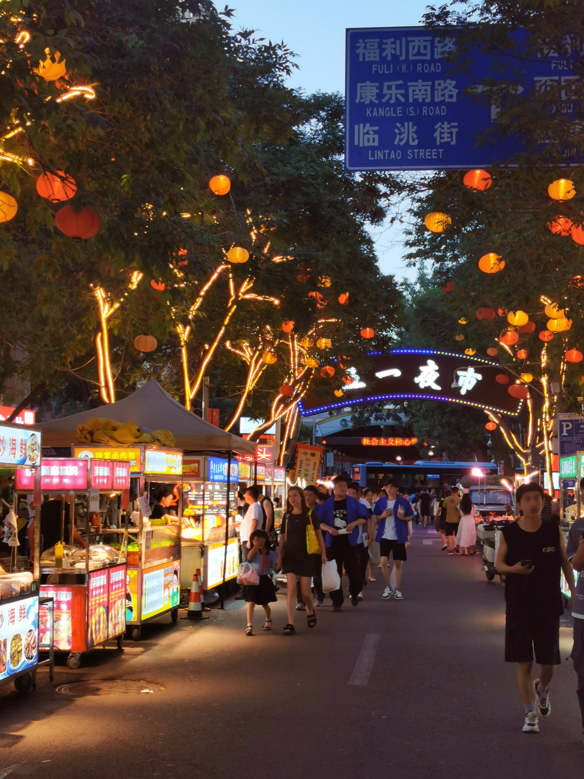 正宁路小吃夜市地铁图片