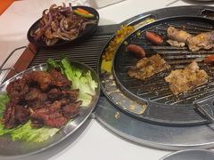 -山野的朋友露营炭火烤肉