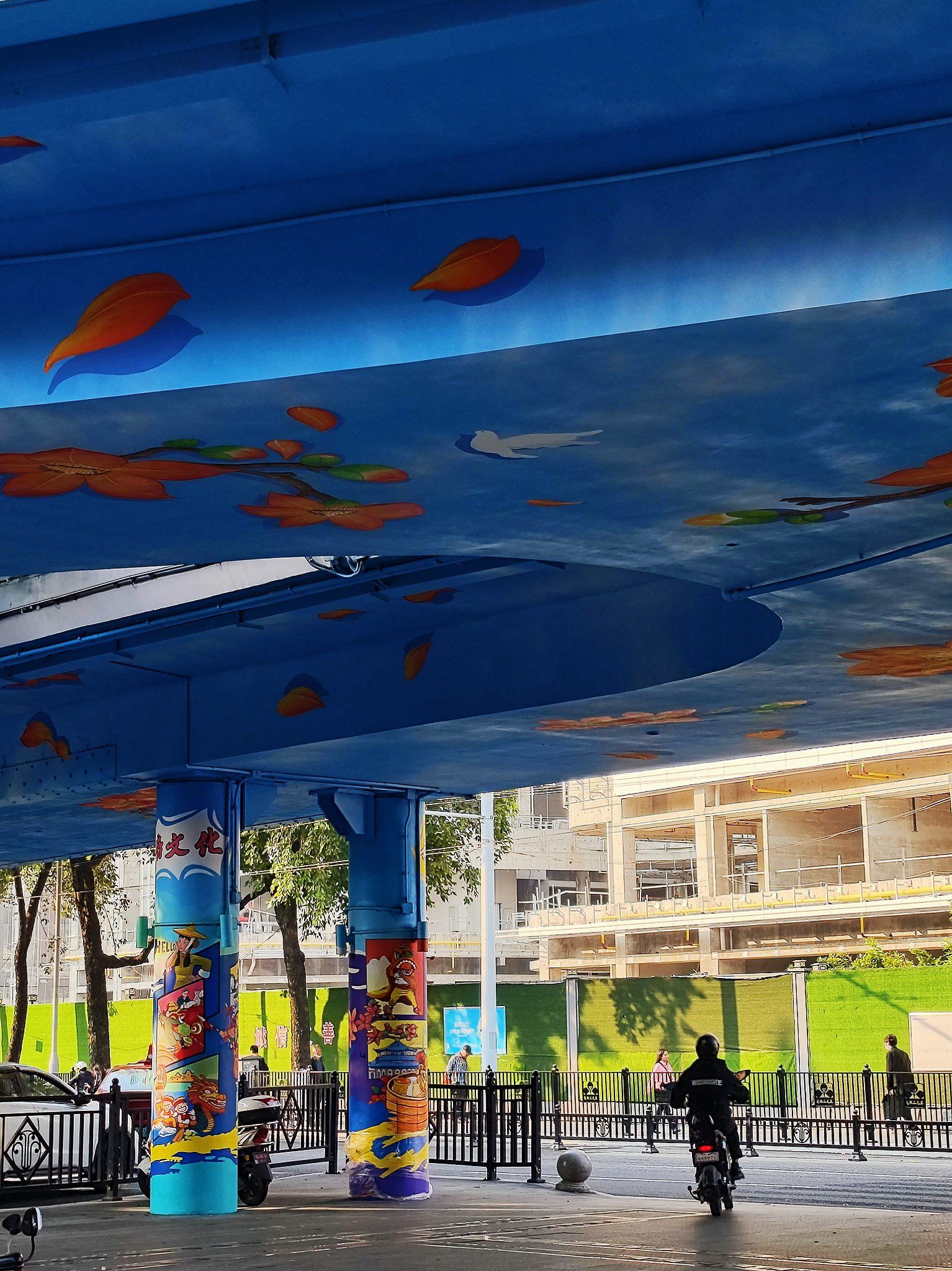 广州"醉"美的立交桥彩绘