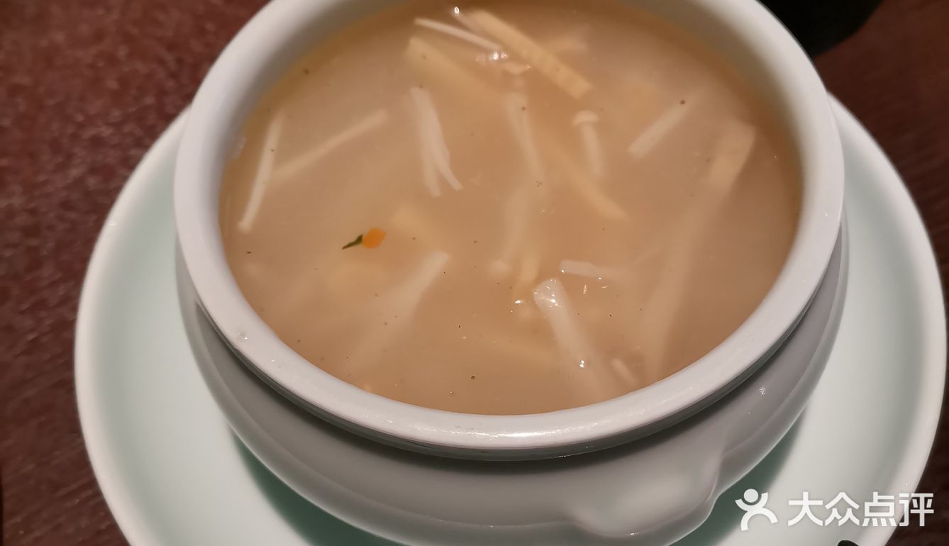 裹着面粉炸的，糖醋汁浓郁，量特别大