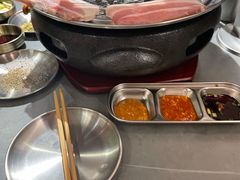 -围炉肉舍•炭烤活鳗•丹东海鲜烤肉(步行街店)