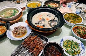 Stewed Fish Head with Chicken Feet