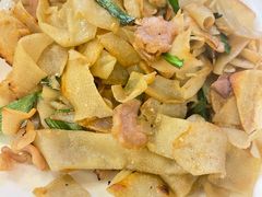 腊肉炒豆丝-堤角王师傅牛骨头