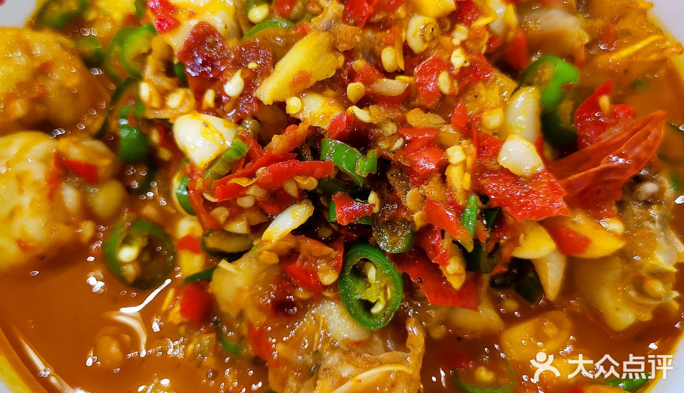 很容易脱骨吸入口中。油浸鱼的鱼肉也很鲜嫩，好吃爱吃