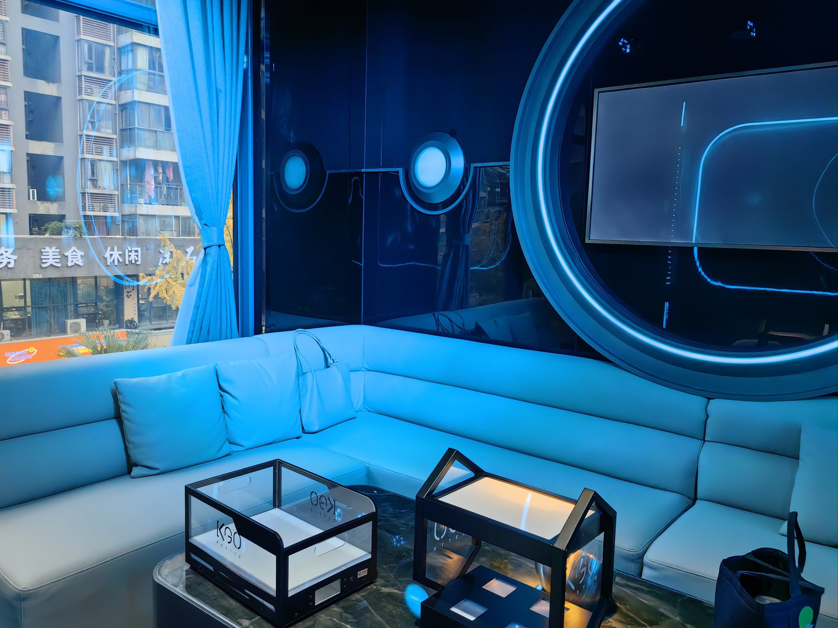 没想到吧,落地窗ktv